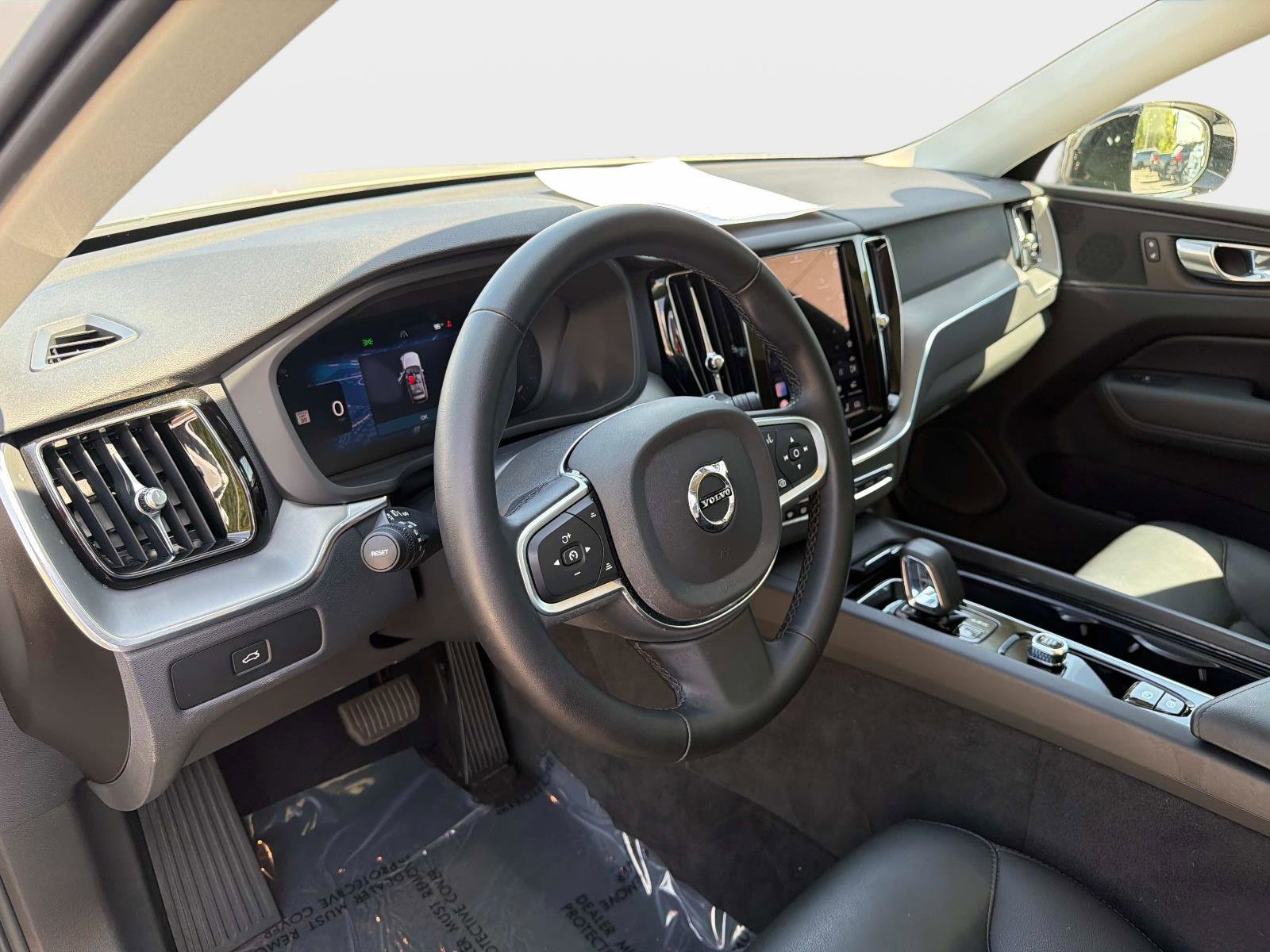 Certified 2025 Volvo XC60 B5 Core image 14