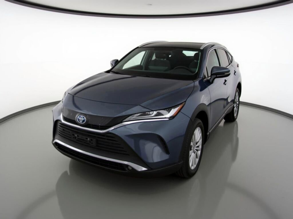 Used 2023 Toyota Venza XLE image 2