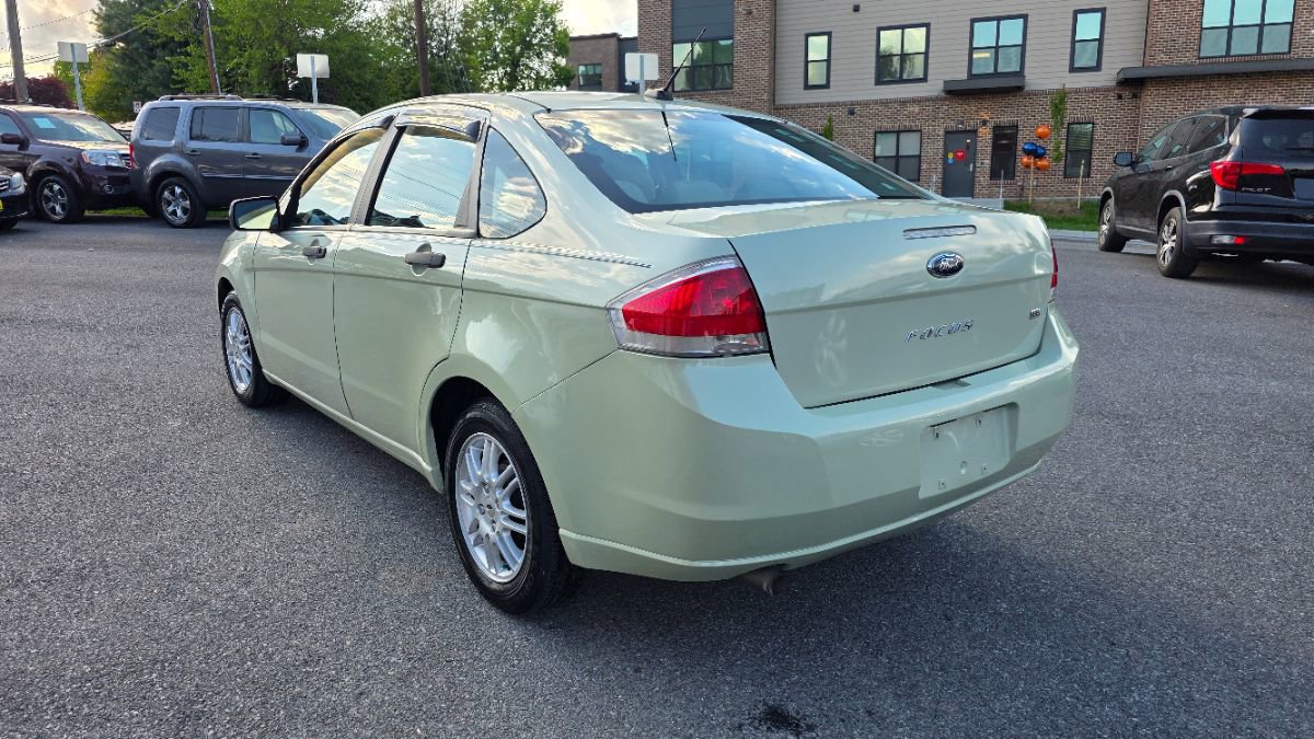 Used 2010 Ford Focus SE FWD image 5