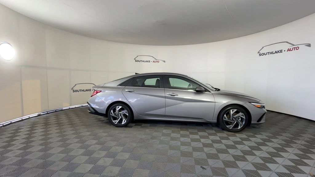 Used 2025 Hyundai Elantra Limited FWD image 9