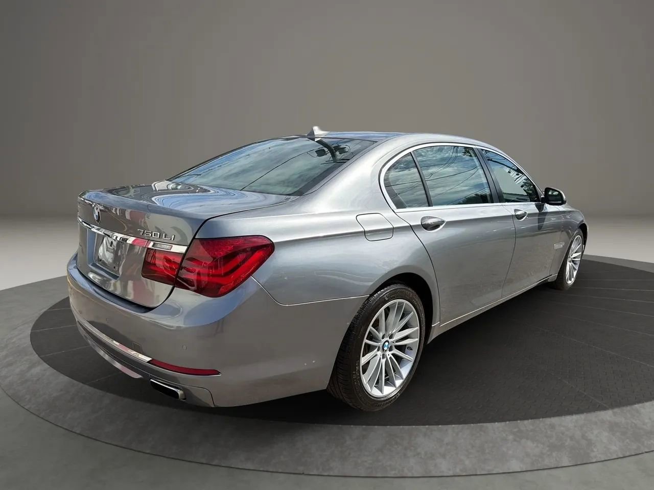 Used 2015 BMW 750Li xDrive w/ Executive Package AWD/4WD image 5