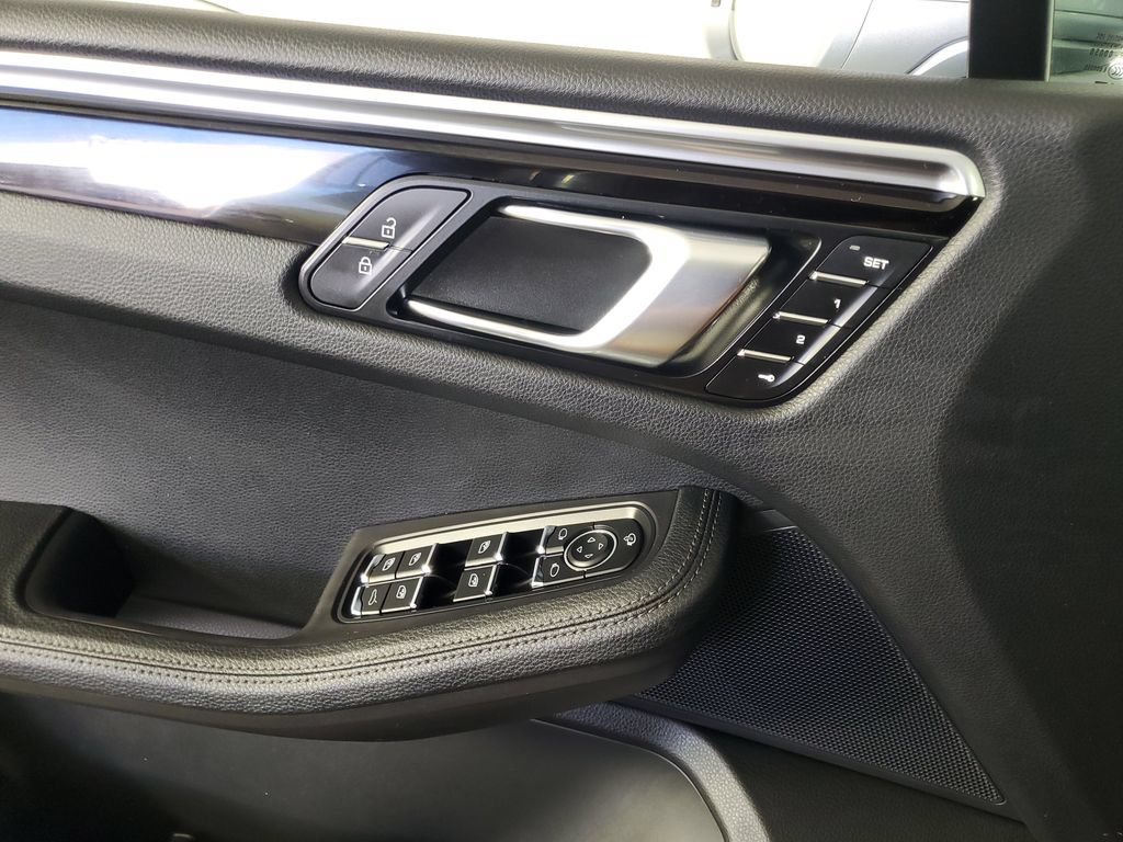 Used 2024 Porsche Macan AWD/4WD image 29