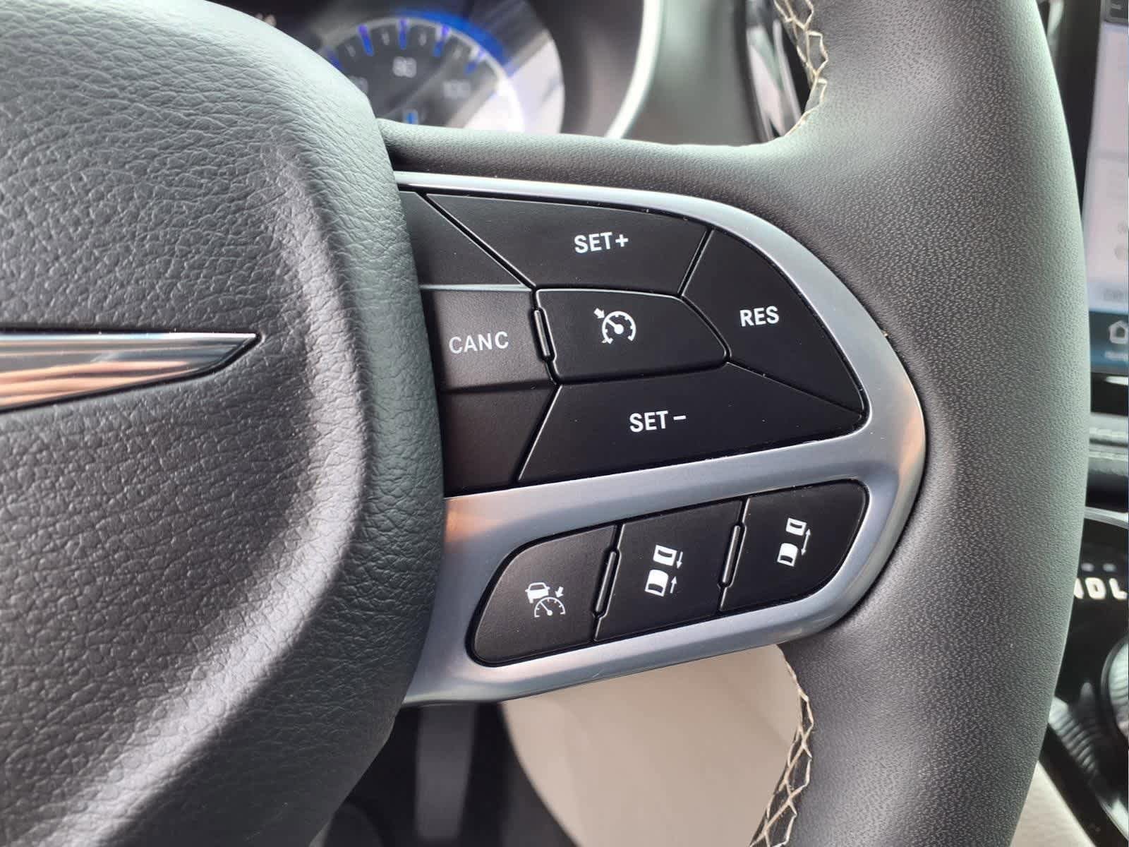 Used 2024 Chrysler Pacifica Touring-L FWD image 25
