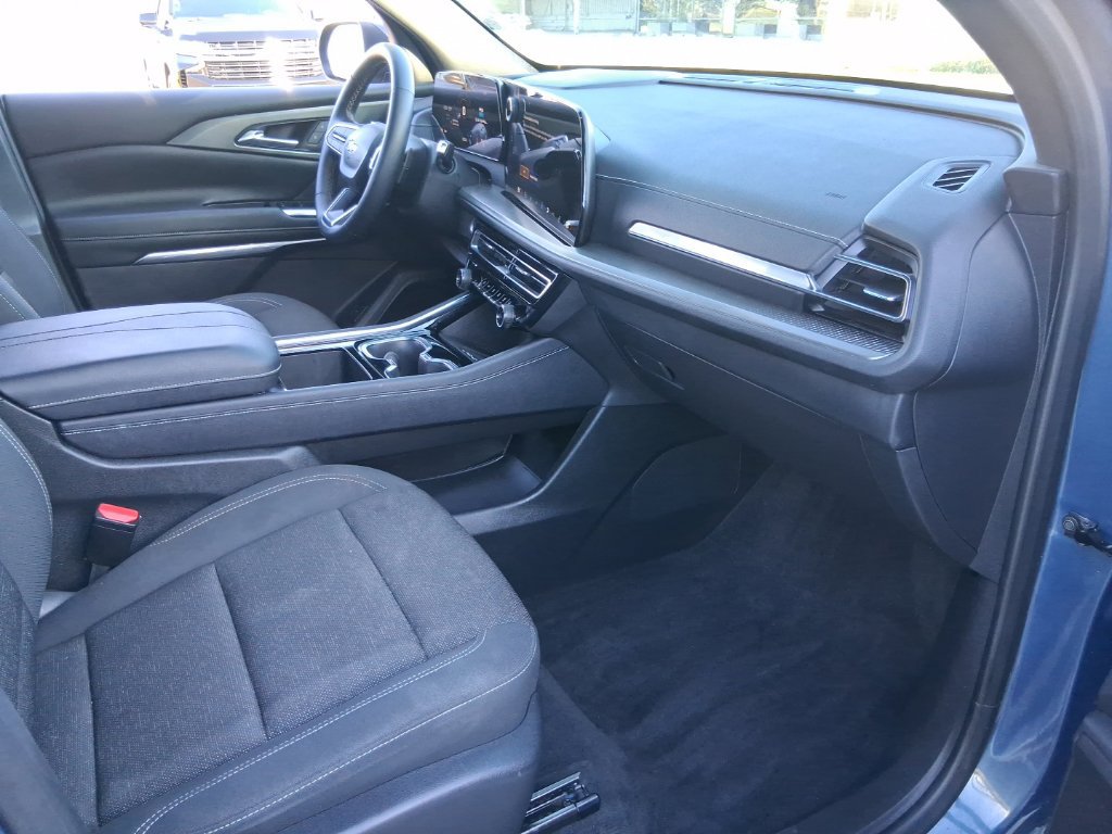 Used 2025 Chevrolet Traverse LT FWD image 15