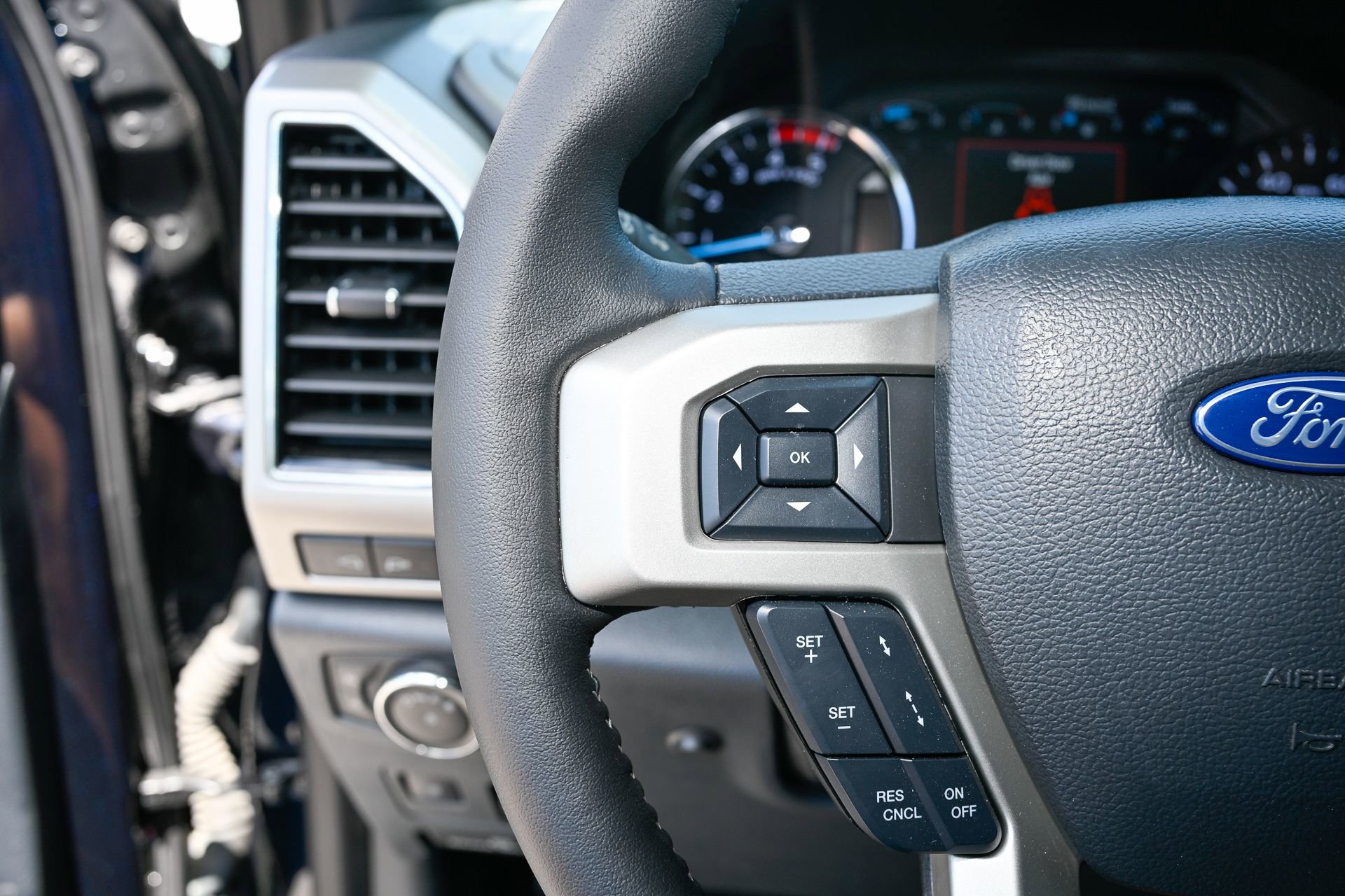 Used 2022 Ford F250 Lariat w/ Black Appearance Package AWD/4WD image 17