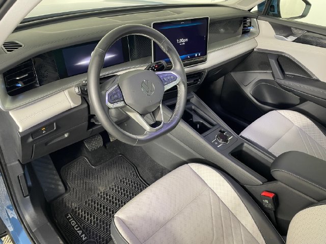 Used 2025 Volkswagen Tiguan SE AWD/4WD image 3