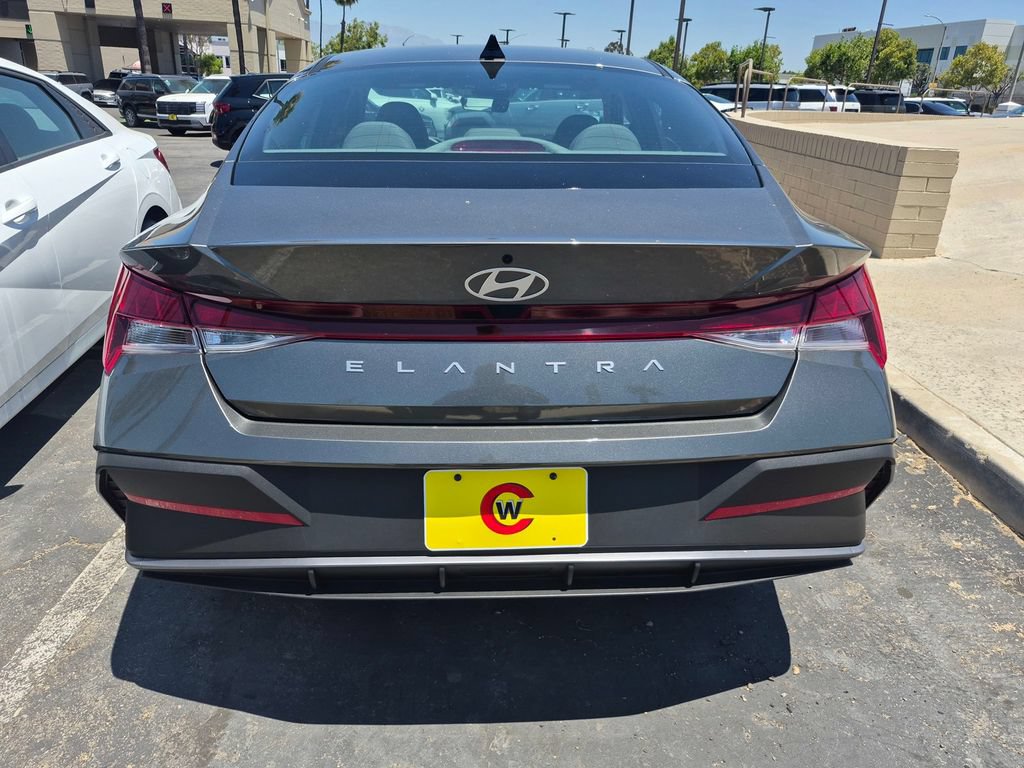 Used 2026 Hyundai Elantra SE FWD image 7