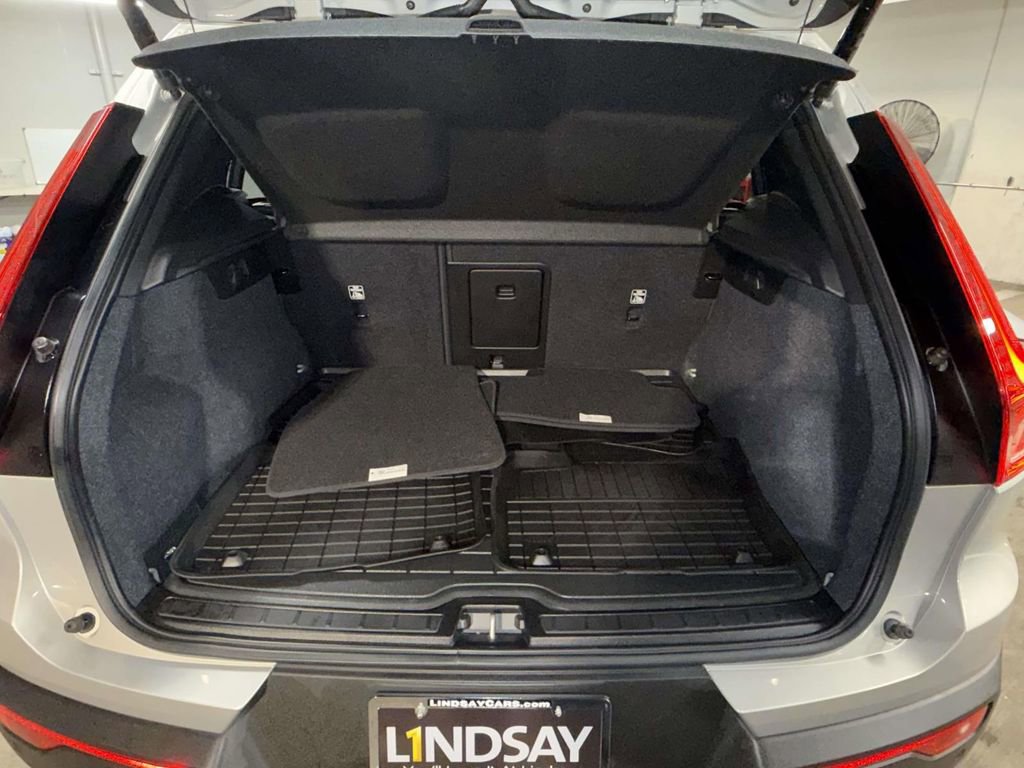 Used 2023 Volvo XC40 B4 Core w/ Convenience Package image 17