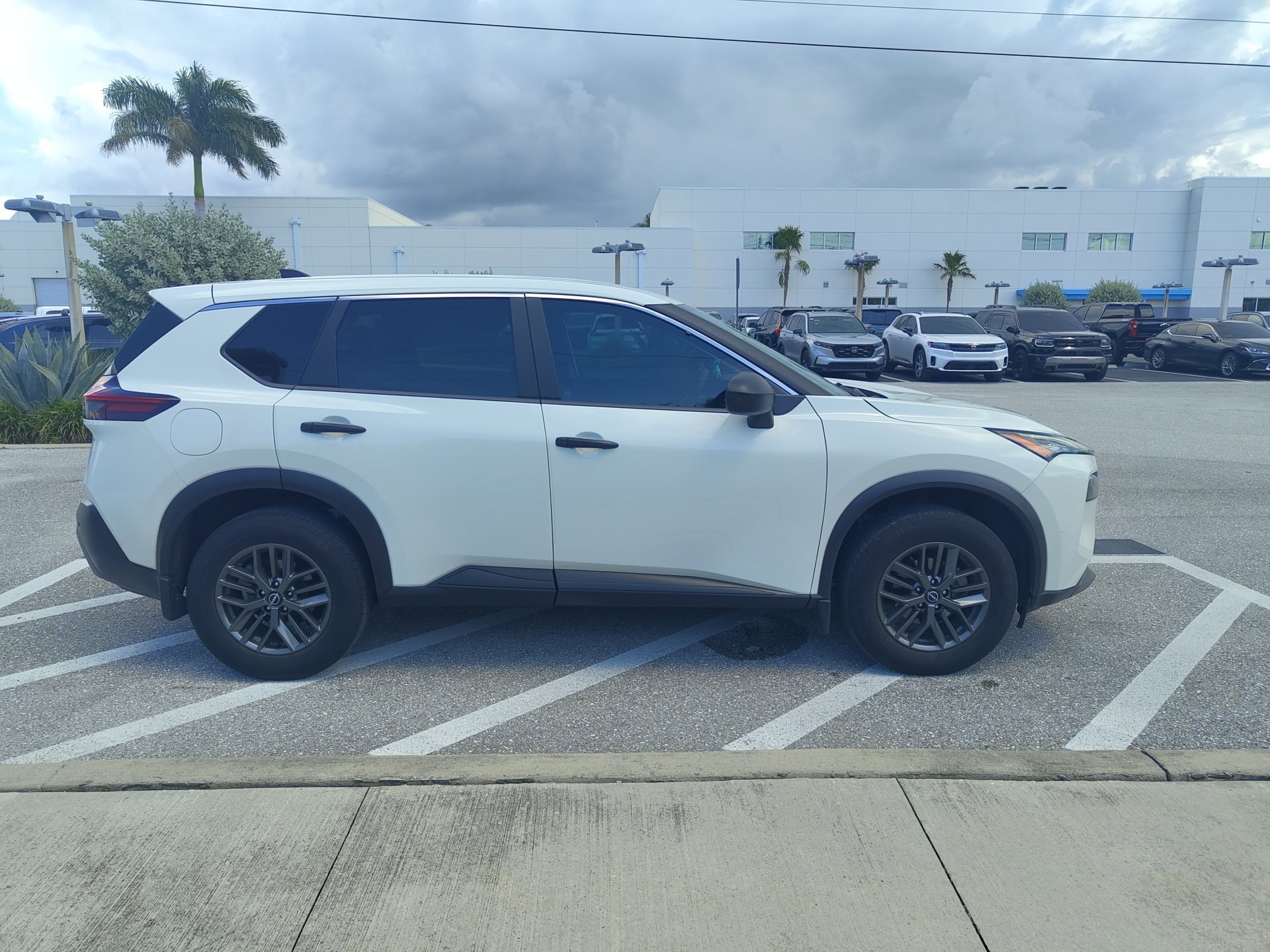 Used 2023 Nissan Rogue S FWD image 6
