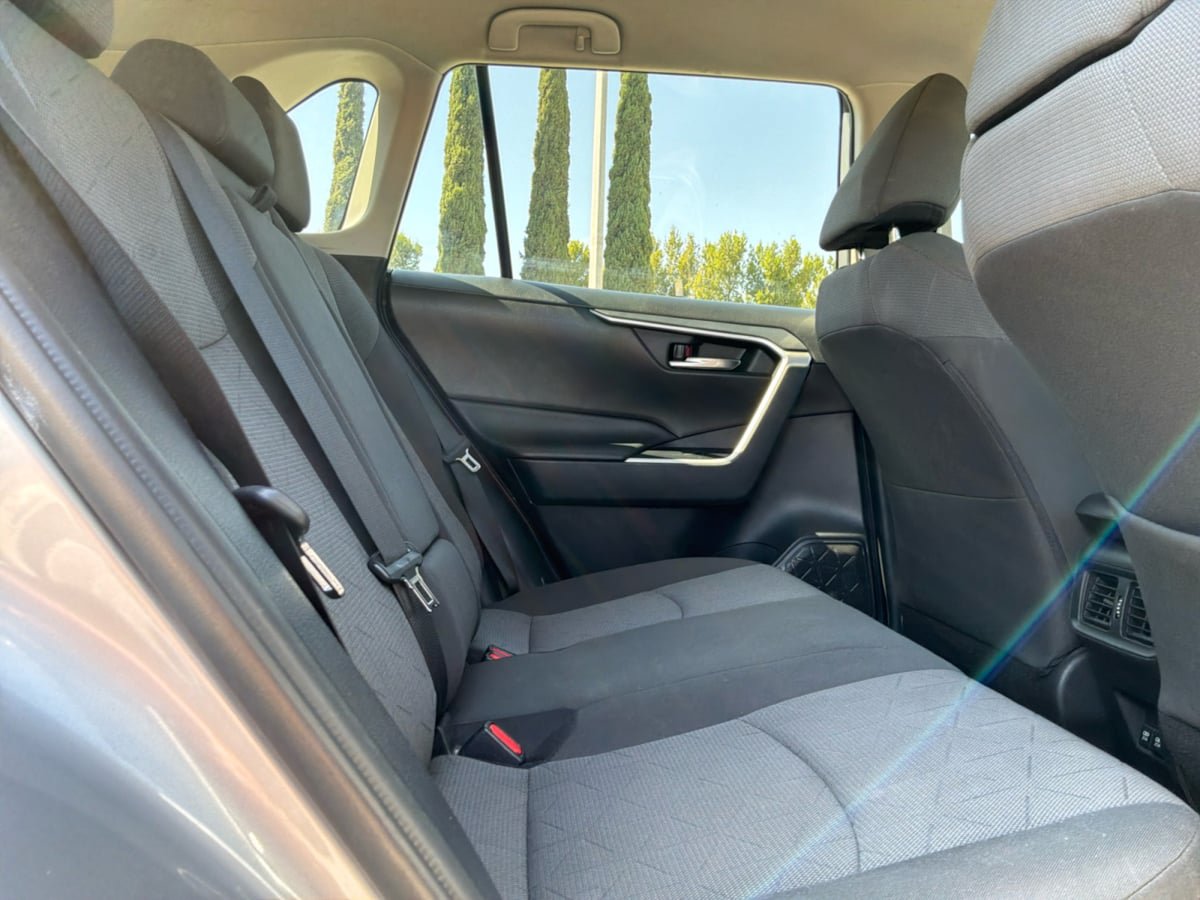 Used 2021 Toyota RAV4 XLE FWD image 19