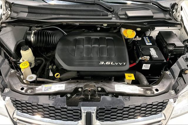 Used 2017 Dodge Grand Caravan SE w/ UConnect Hands-Free Group image 32