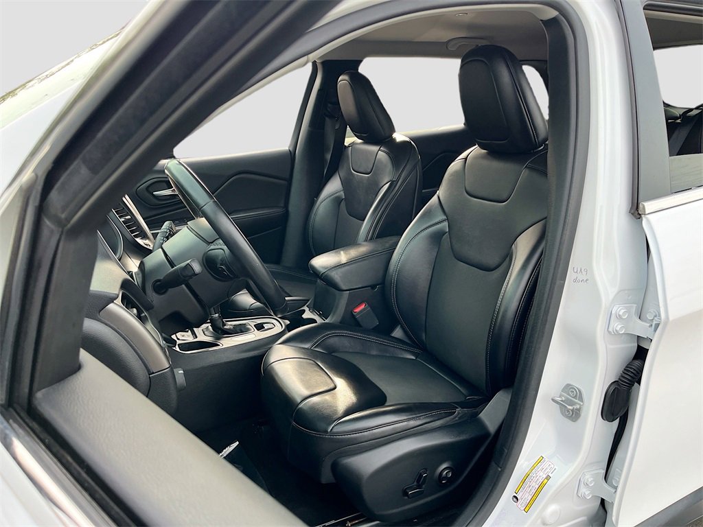 Certified 2019 Jeep Cherokee Latitude Plus image 19