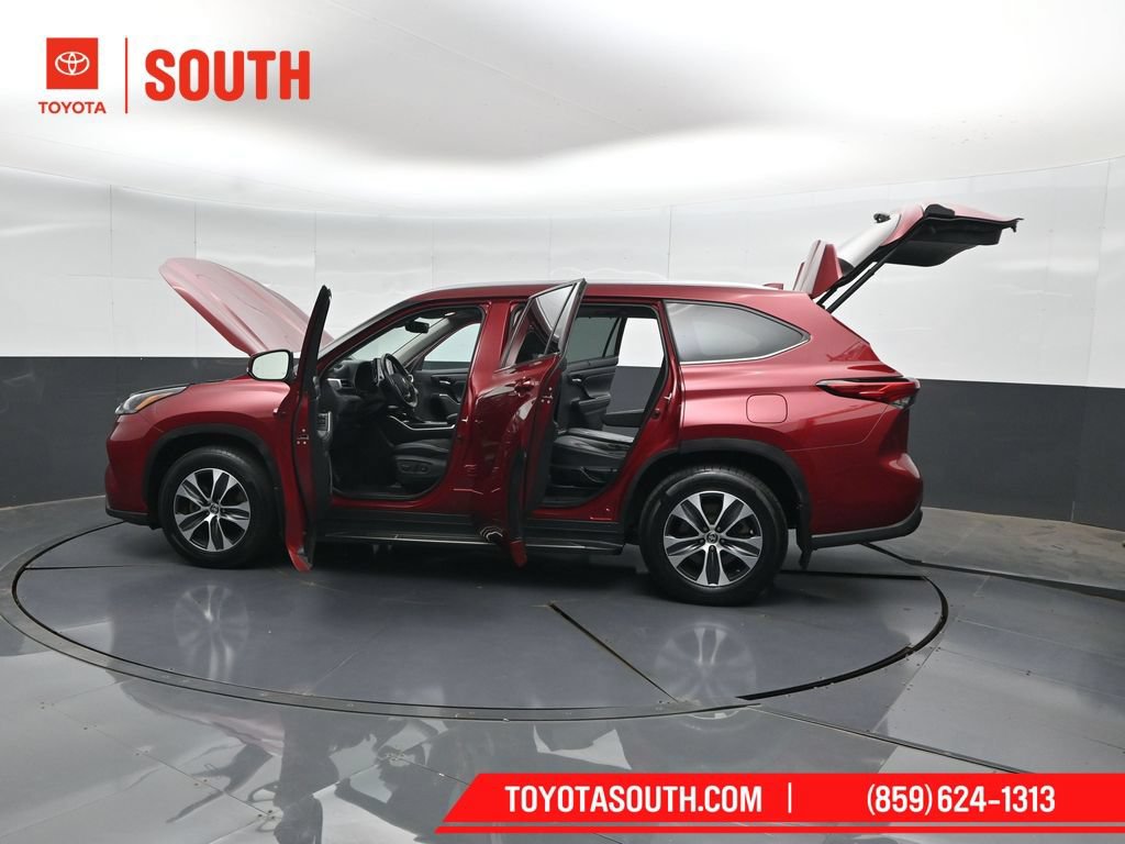 Used 2021 Toyota Highlander XLE AWD/4WD image 56