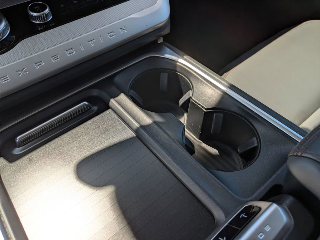 Used 2025 Ford Expedition Active image 24