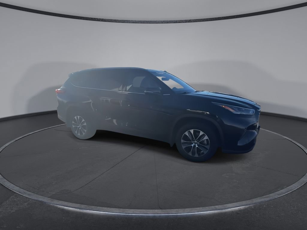 Used 2021 Toyota Highlander XLE image 2