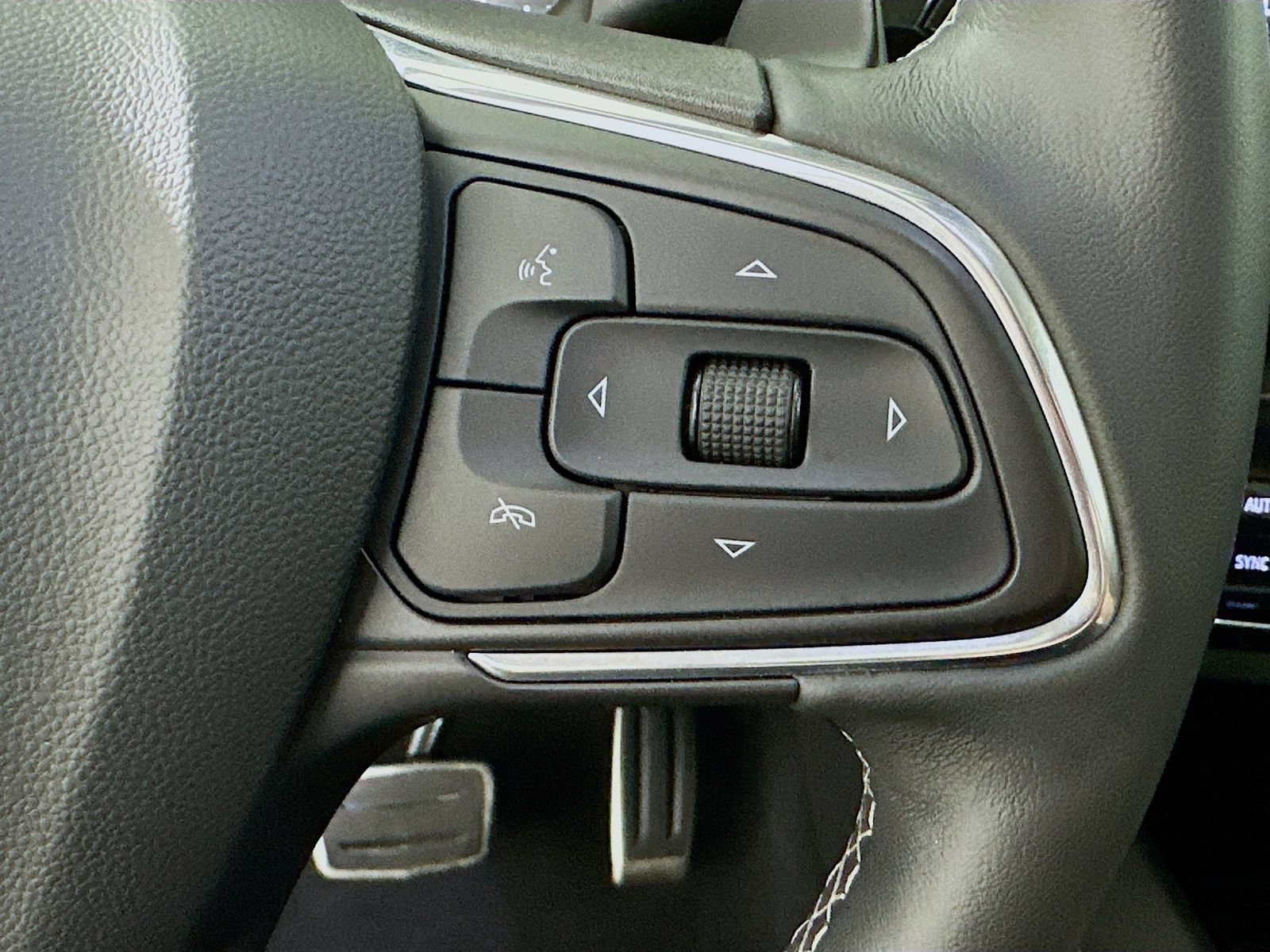 Used 2023 Buick Envision Essence w/ Sport Touring Package AWD/4WD image 18