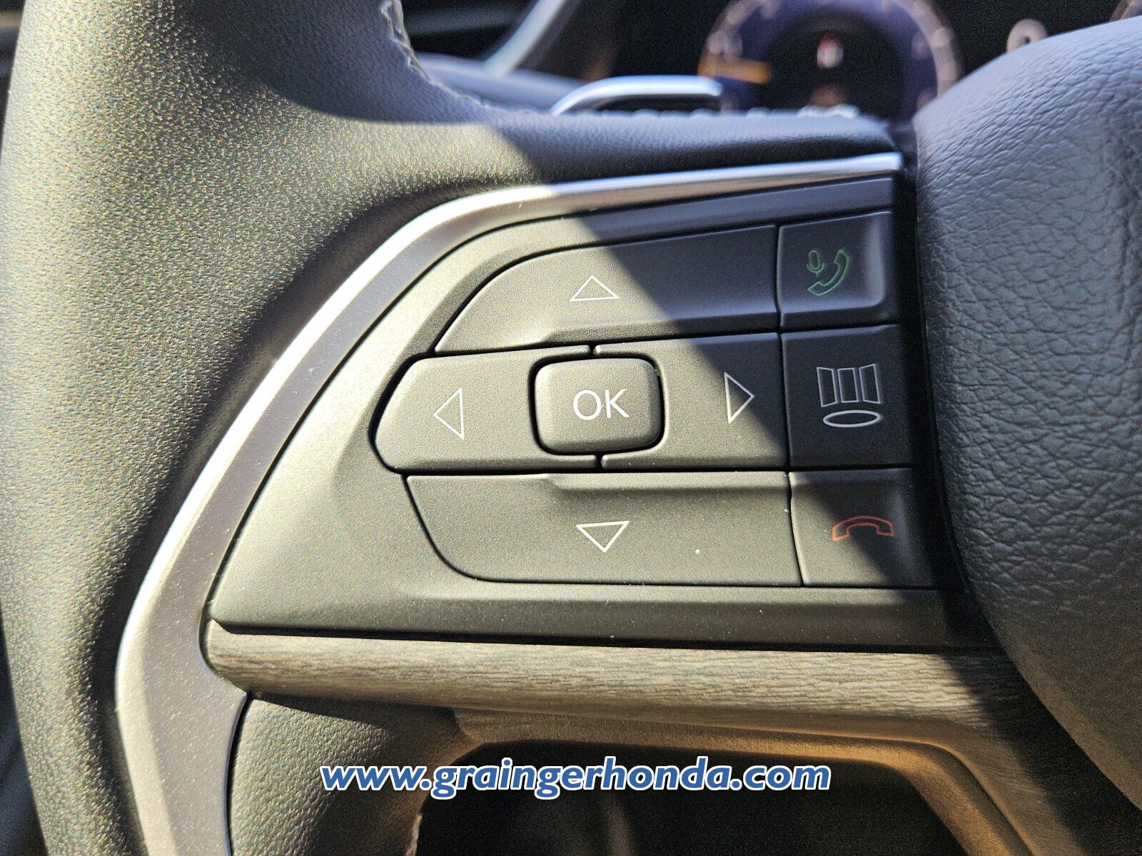 Used 2024 Jeep Grand Cherokee Limited w/ Black Appearance Package AWD/4WD image 19