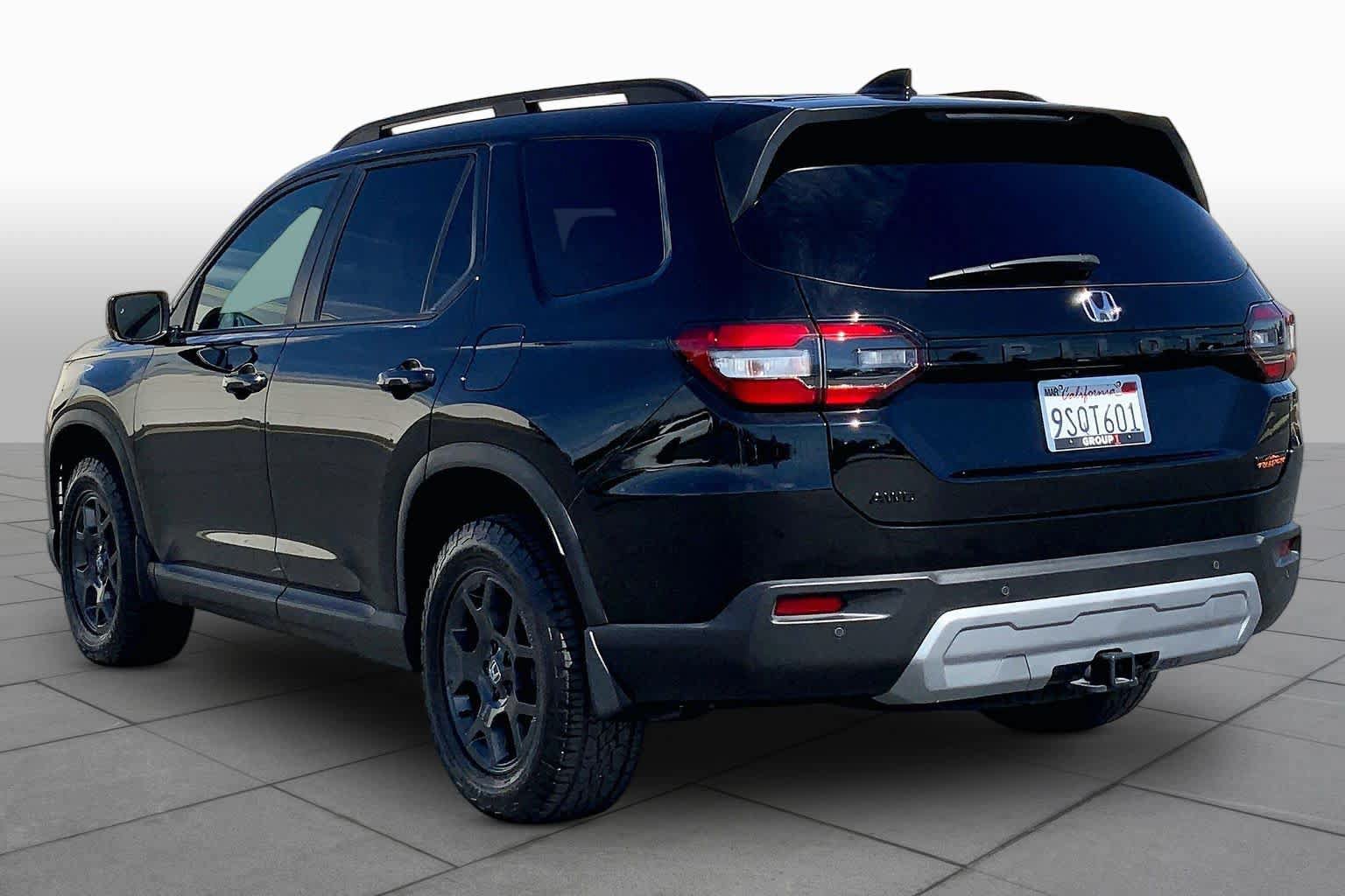 Used 2025 Honda Pilot TrailSport image 11