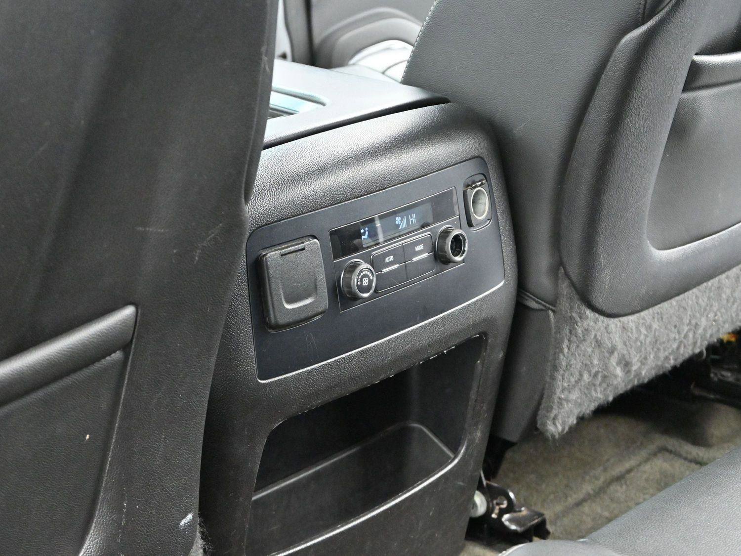 Used 2015 Chevrolet Suburban LT image 33