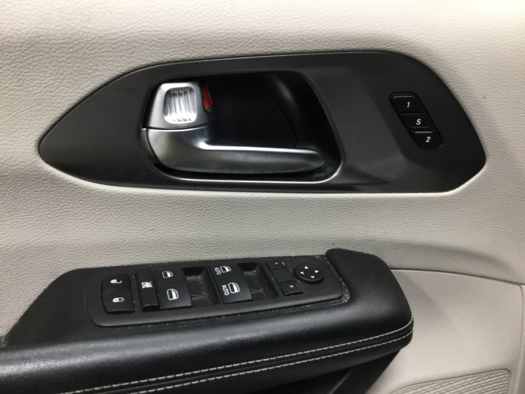 Used 2023 Chrysler Pacifica Touring-L AWD/4WD image 7