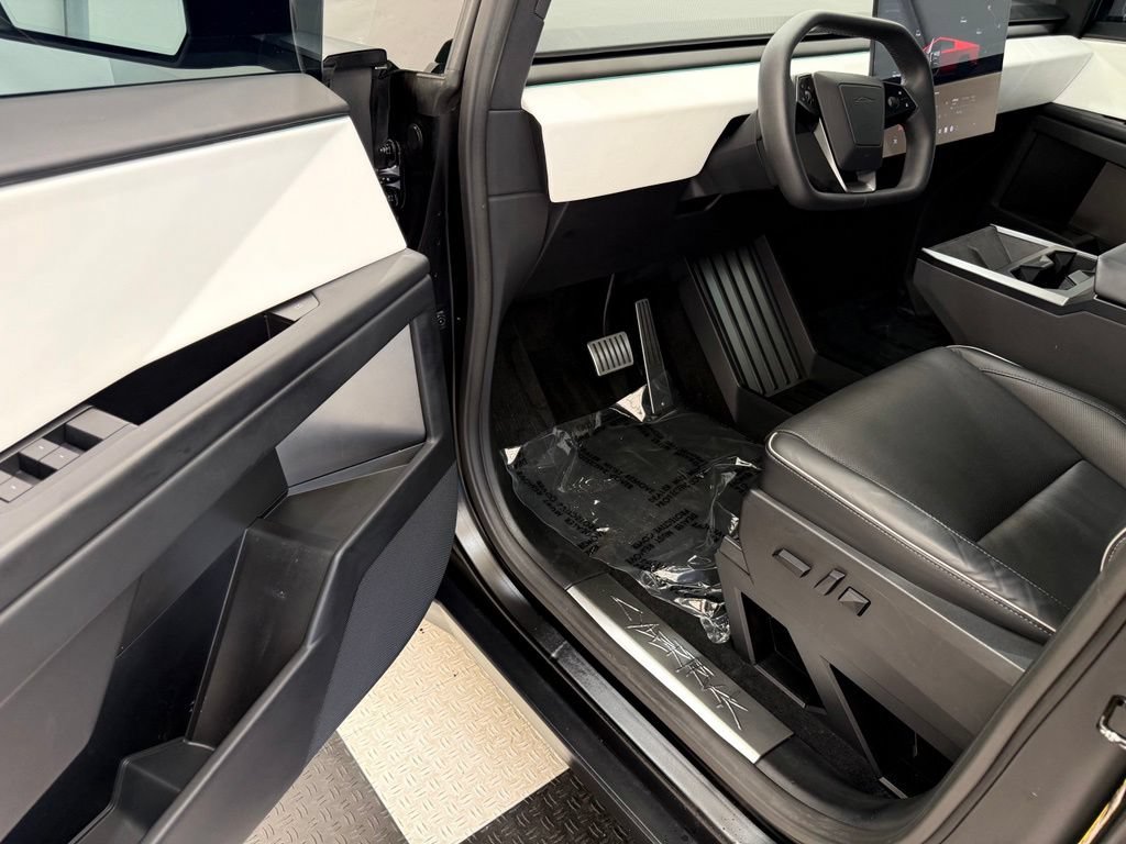 Used 2024 Tesla Cybertruck AWD Crew Cab image 33