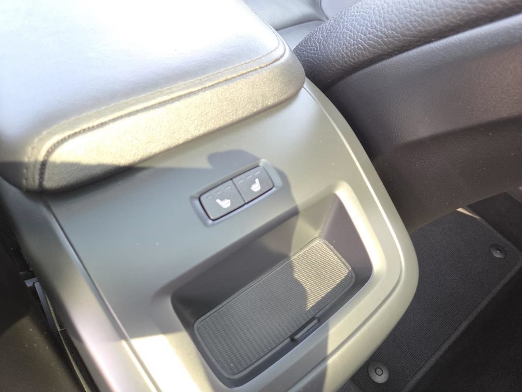 Used 2023 Volvo XC60 B5 Plus AWD/4WD image 24