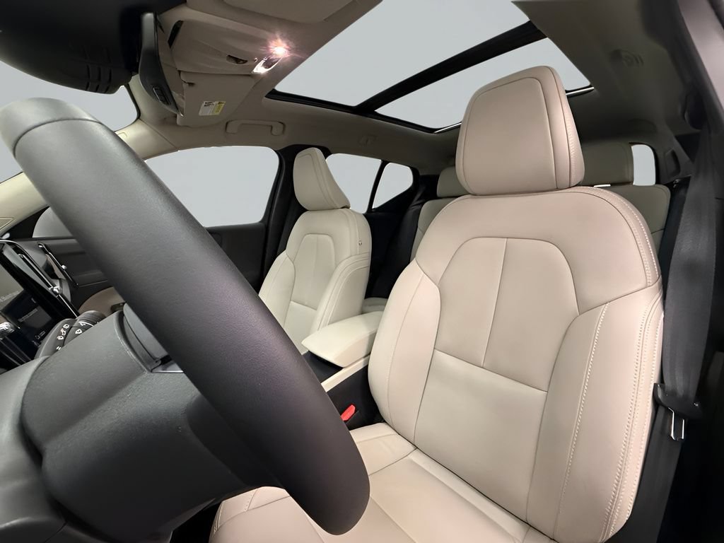Used 2021 Volvo XC40 T5 Momentum w/ Premium Package AWD/4WD image 10