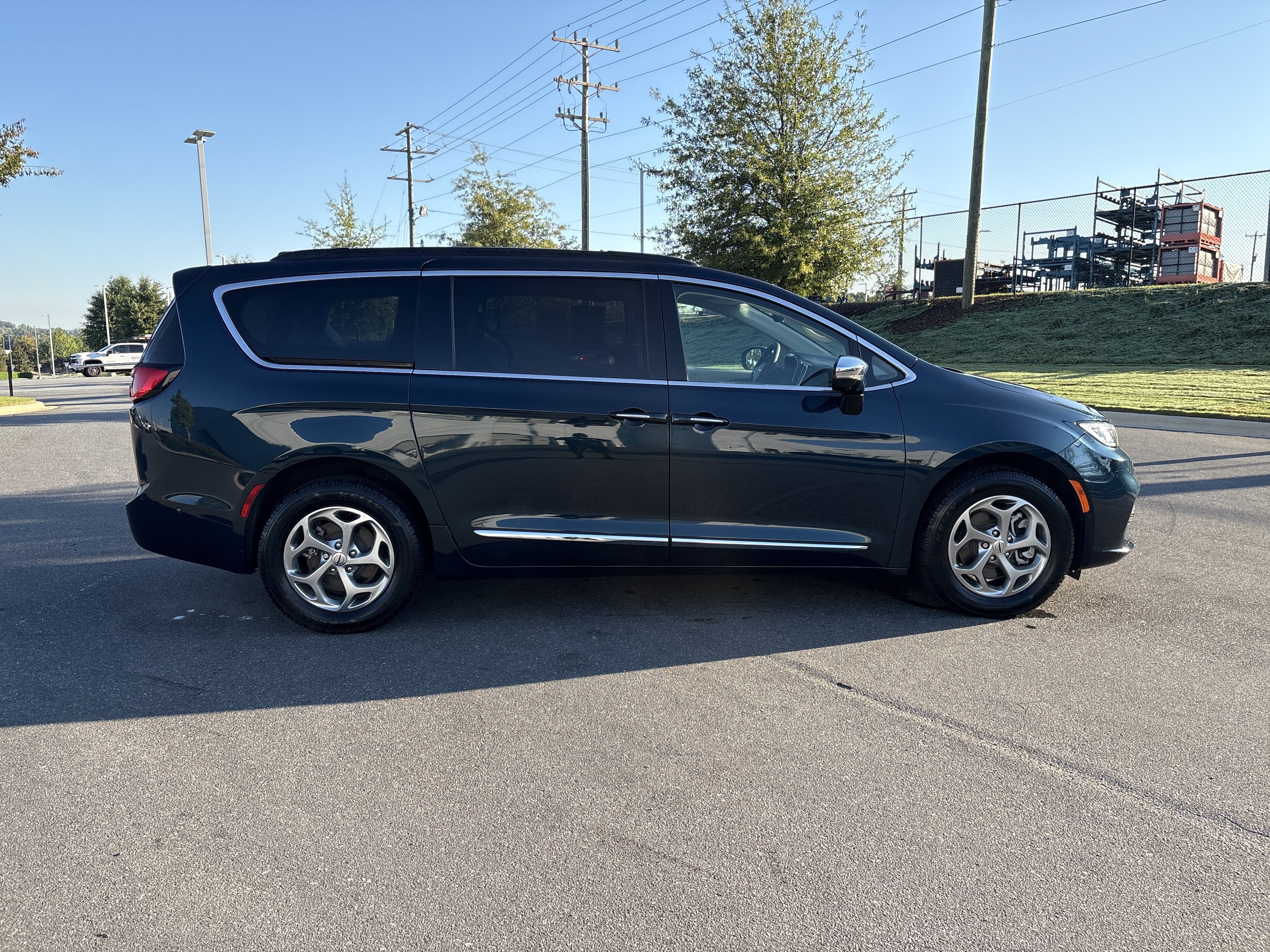 Used 2023 Chrysler Pacifica Limited w/ Uconnect Theater Family Group AWD/4WD image 10