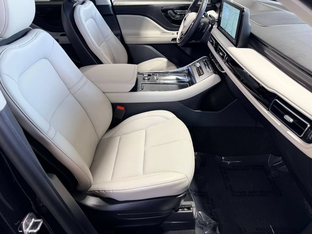 Certified 2026 Lincoln Aviator AWD image 32