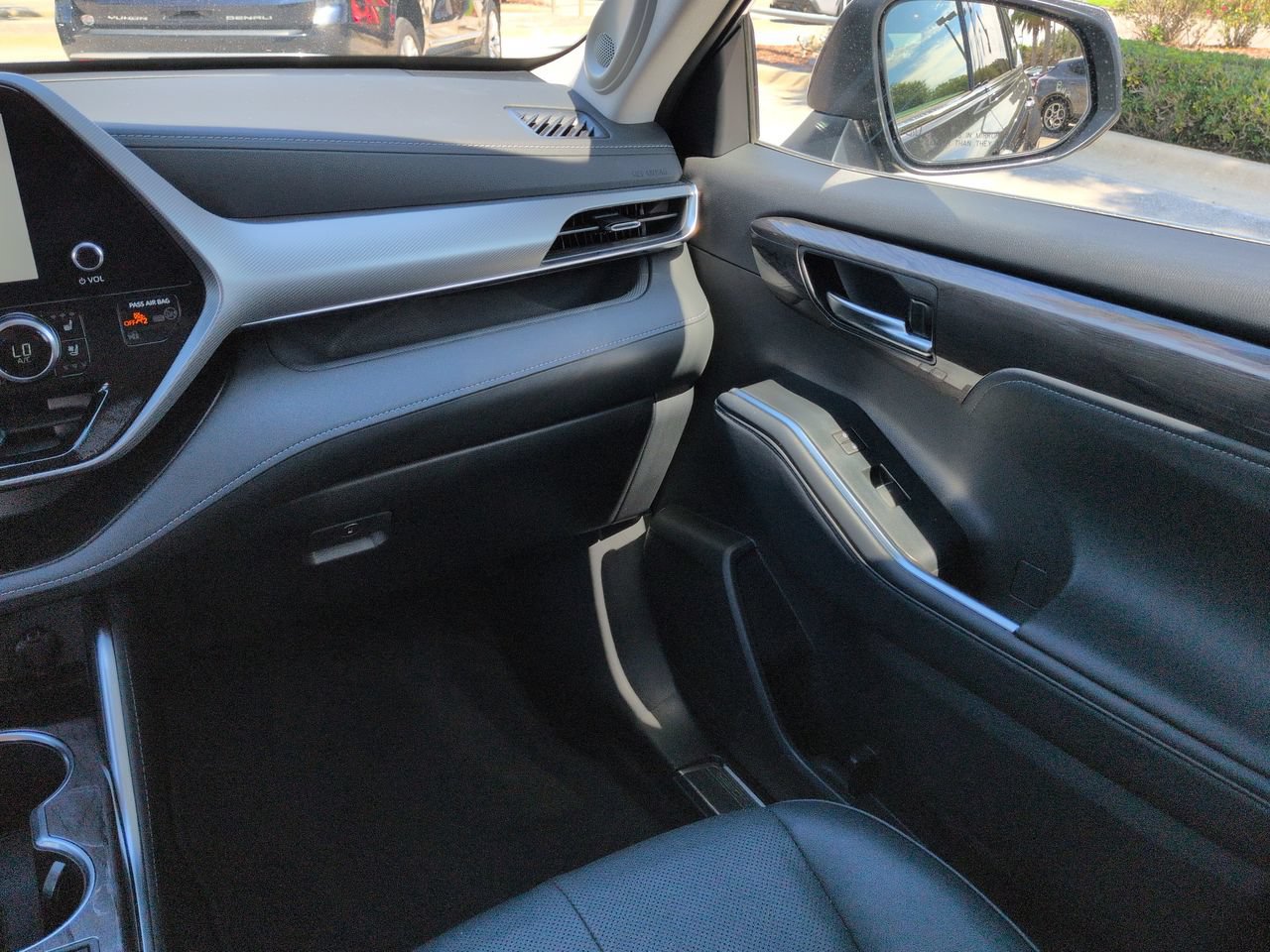 Used 2024 Toyota Highlander Platinum FWD image 16