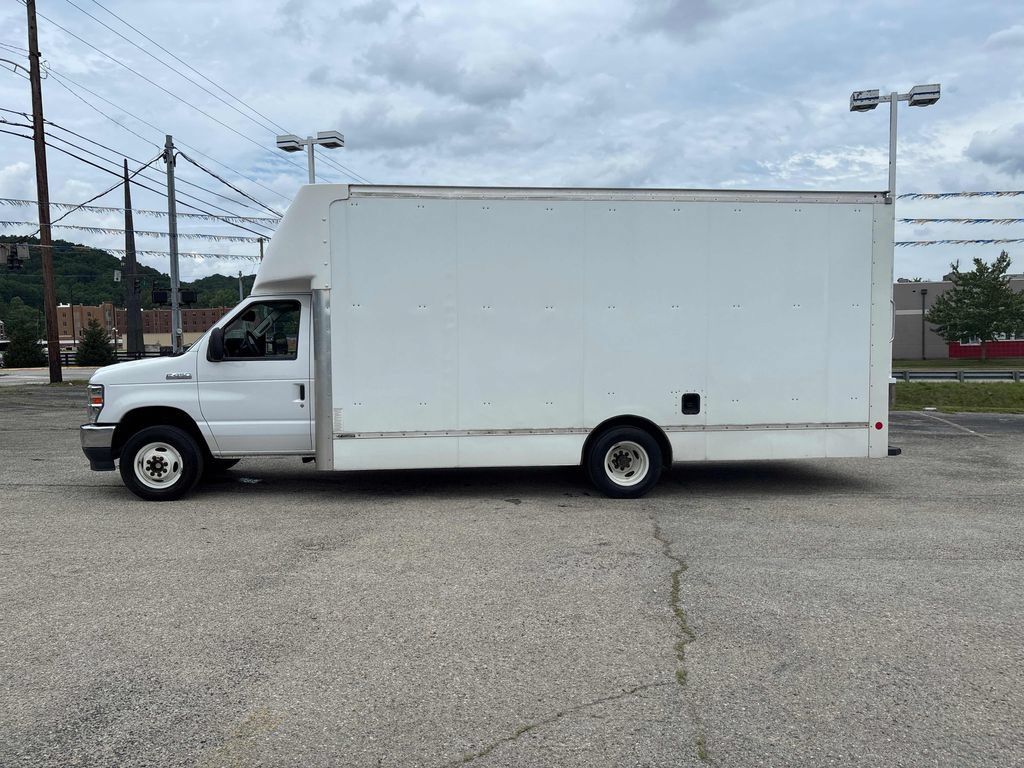 Used 2022 Ford E-450 and Econoline 450 Super Duty RWD image 2