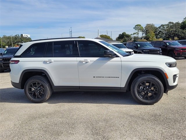 Used 2025 Jeep Grand Cherokee Altitude image 8