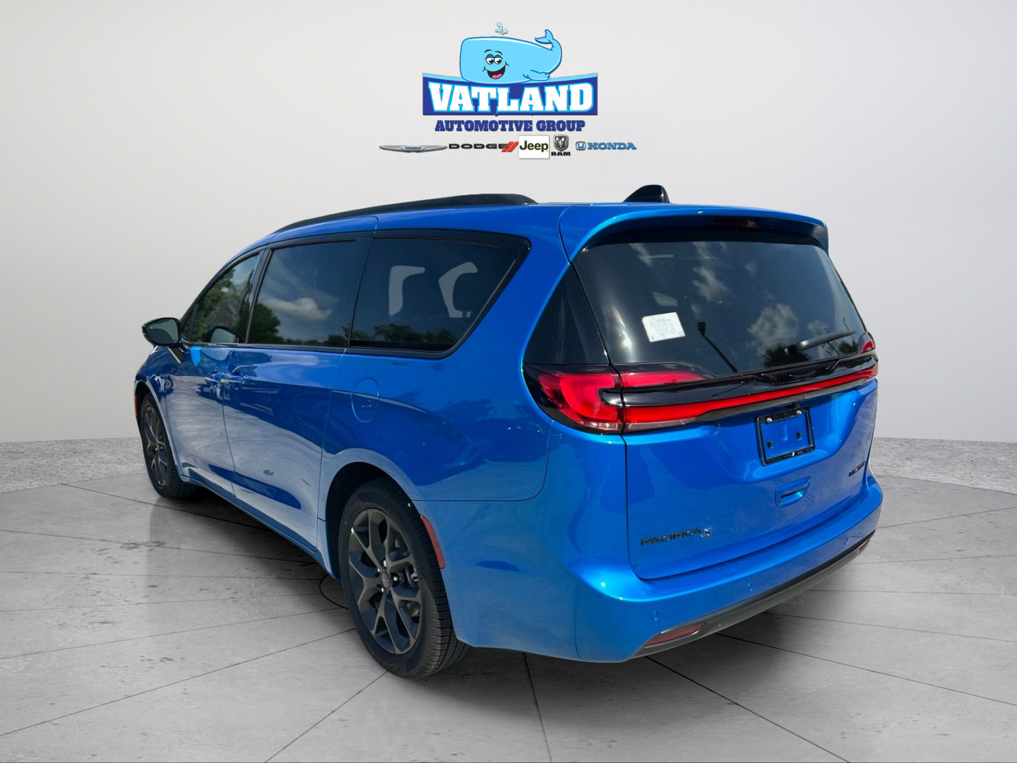 New 2027 Chrysler Pacifica Limited FWD image 3