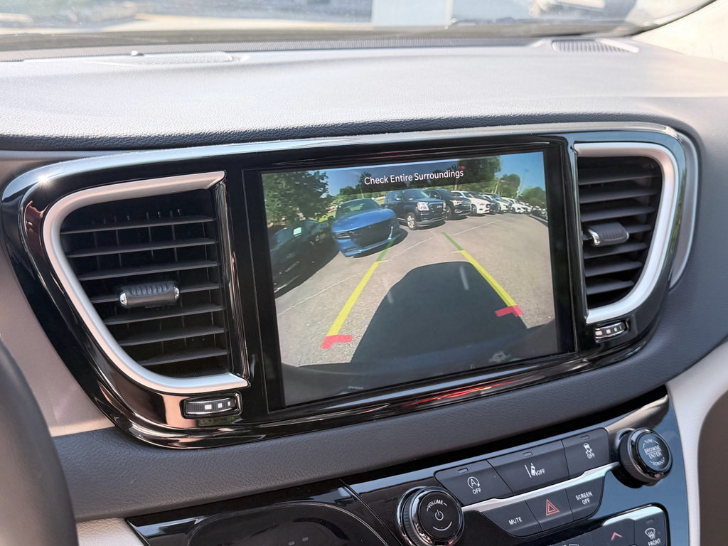 Used 2022 Chrysler Pacifica Touring-L FWD image 18
