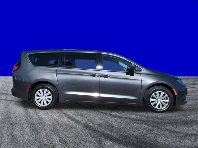 Used 2021 Chrysler Voyager L image 3