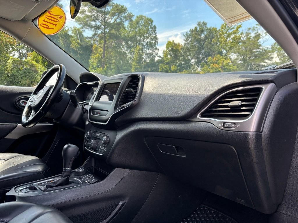 Used 2019 Jeep Cherokee Latitude Plus w/ Cold Weather Group AWD/4WD image 22