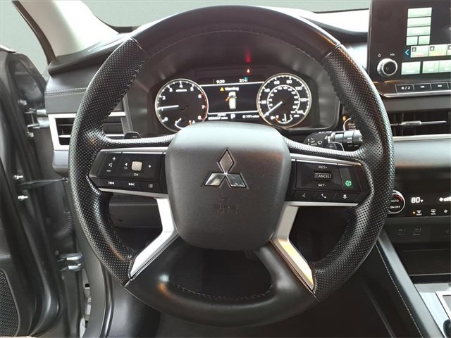 Used 2024 Mitsubishi Outlander SE image 15