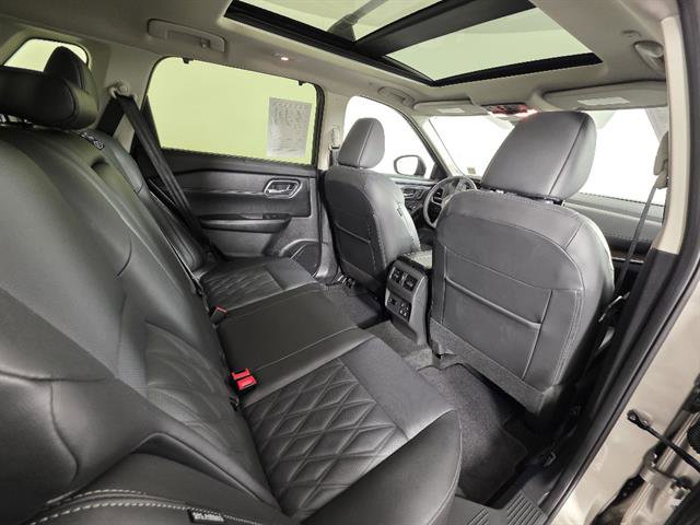 Used 2024 Nissan Rogue Platinum w/ Platinum Premium Package AWD/4WD image 18