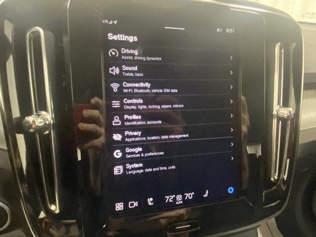 Used 2025 Volvo XC40 B5 Plus image 23