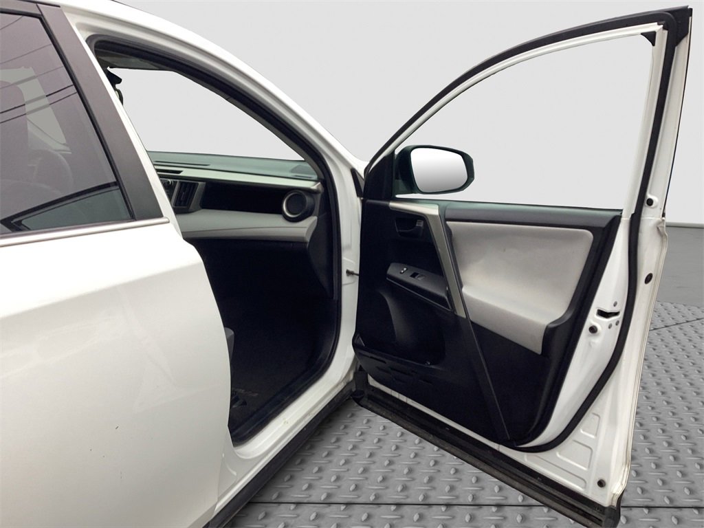 Used 2015 Toyota RAV4 LE image 16