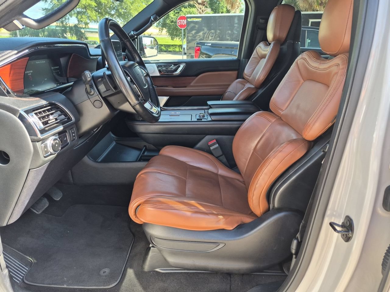 Used 2020 Lincoln Navigator Reserve w/ Luxury Package AWD/4WD image 17