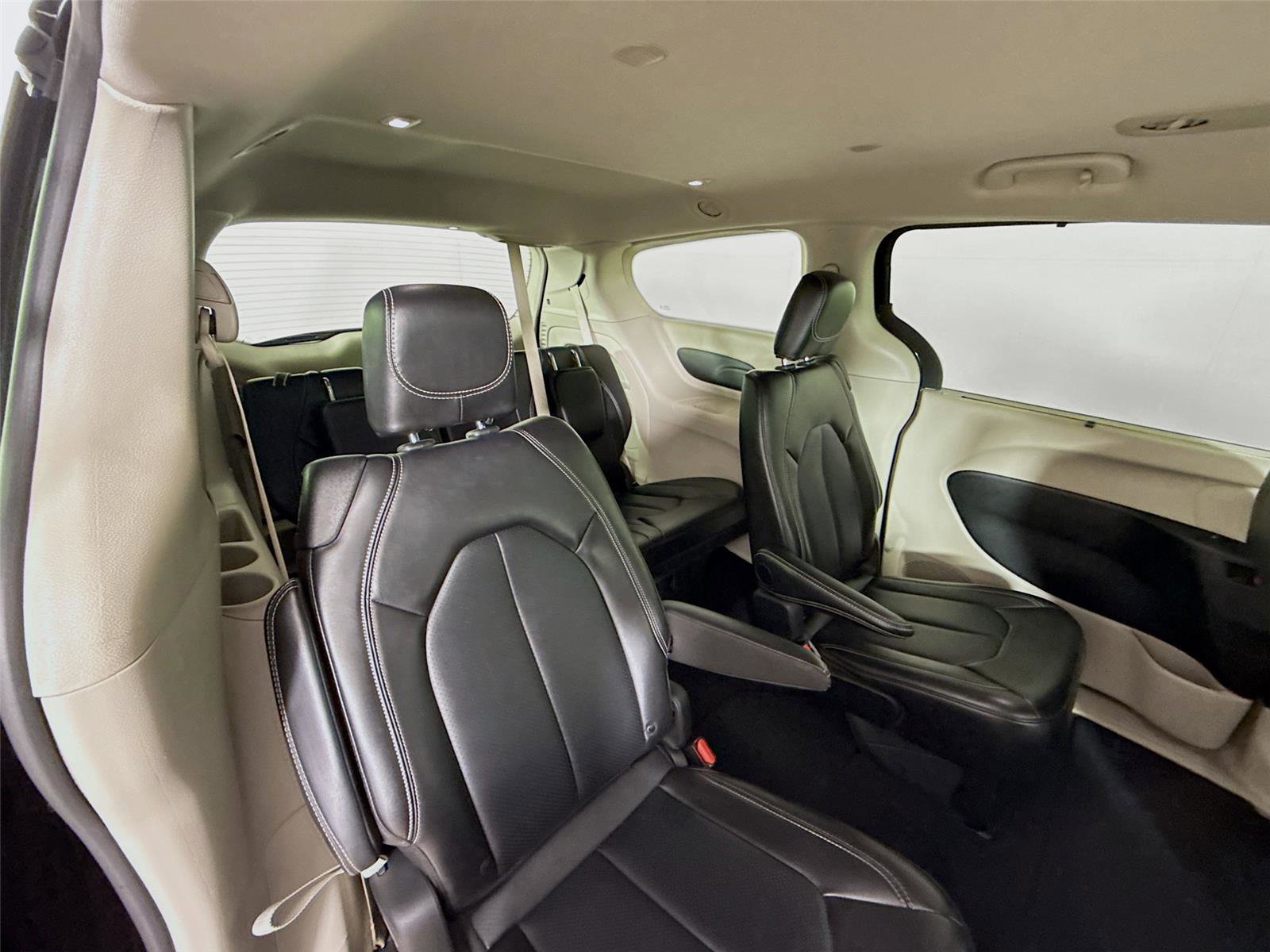 Used 2024 Chrysler Pacifica Touring-L image 26