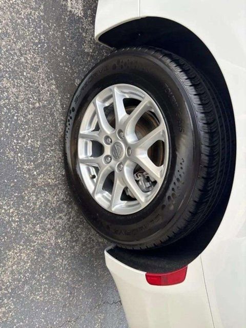 Used 2022 Chrysler Voyager LX image 13