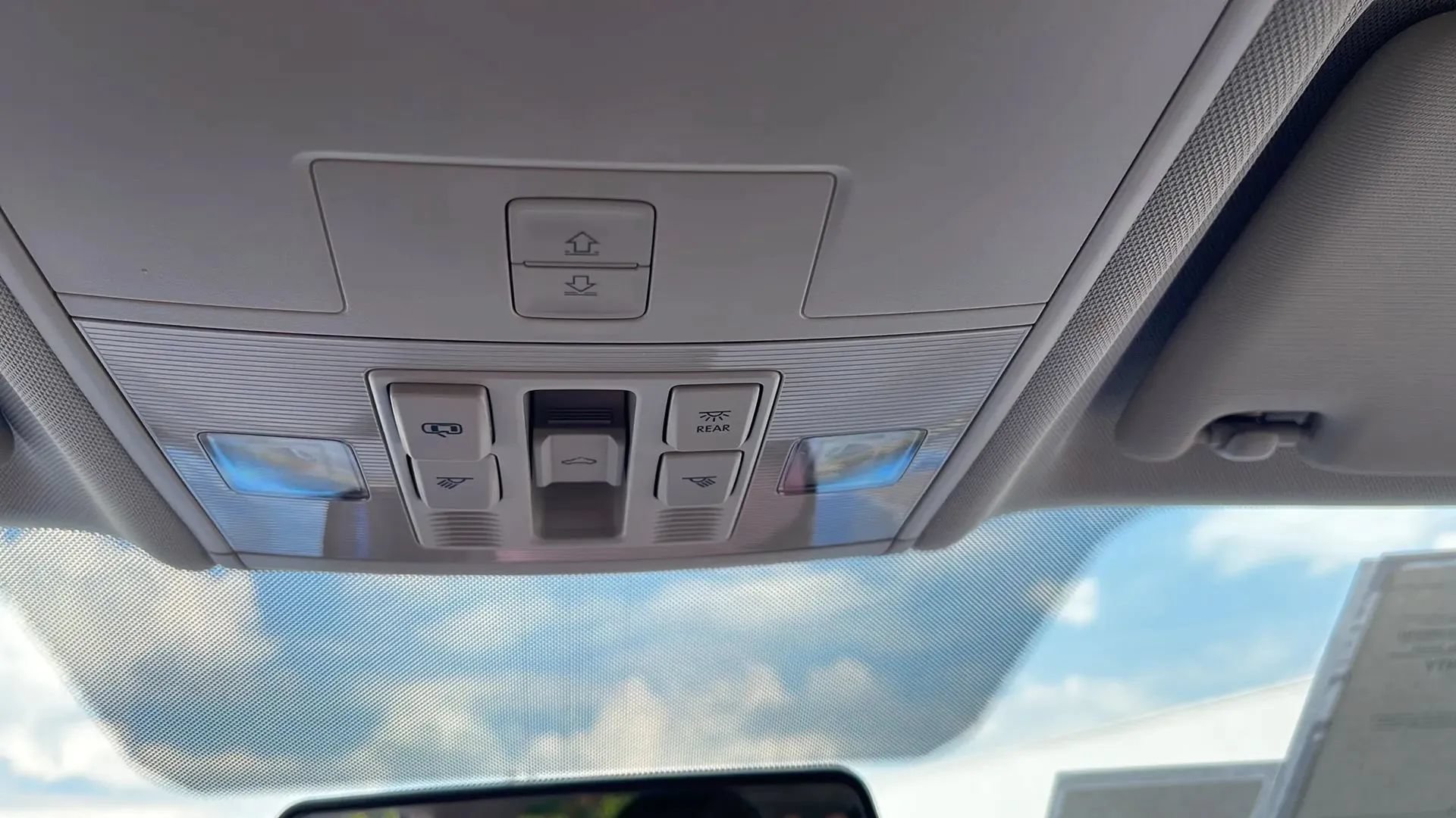Used 2022 Volkswagen Taos SE w/ Panoramic Sunroof Package FWD image 19