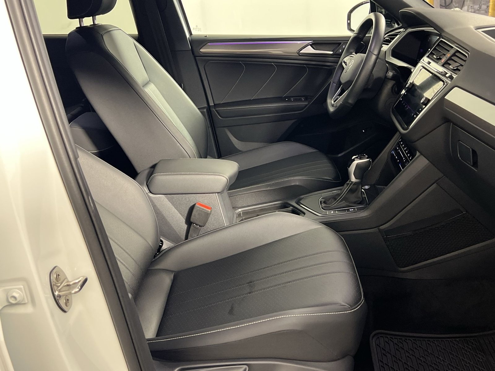 Used 2024 Volkswagen Tiguan SE R-Line FWD image 29