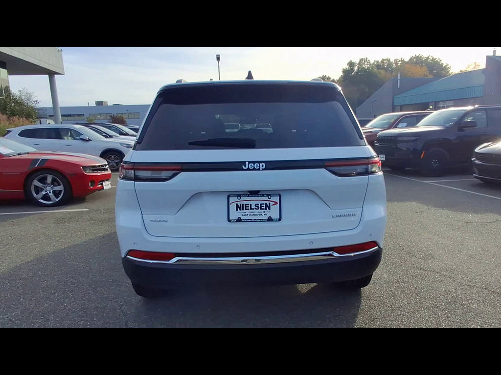 Used 2024 Jeep Grand Cherokee Laredo AWD/4WD image 7