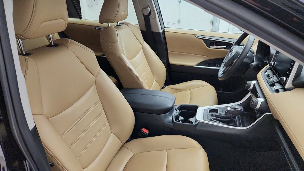 Used 2020 Toyota RAV4 XLE Premium image 24