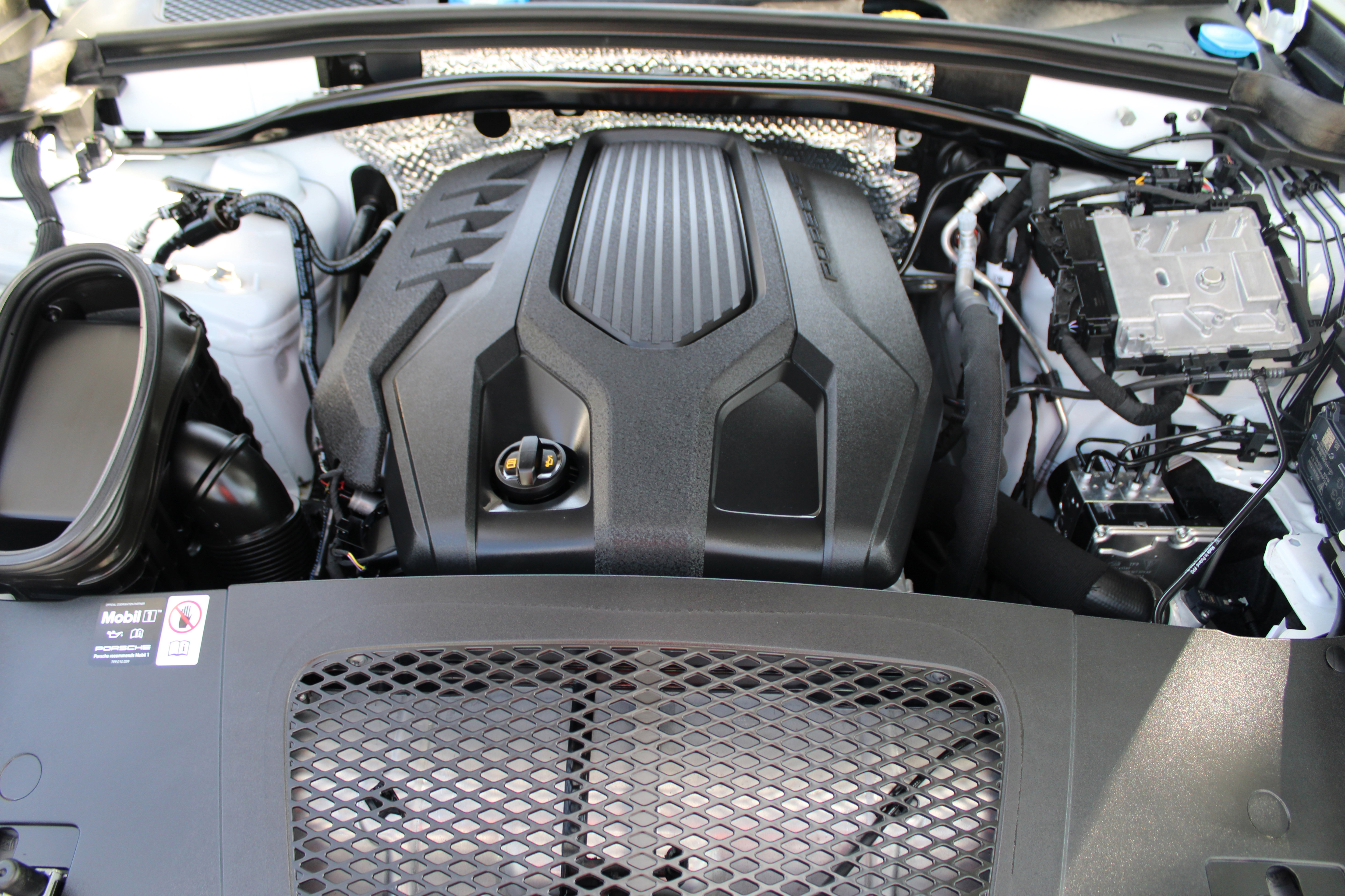 Certified 2025 Porsche Macan Turbo image 36