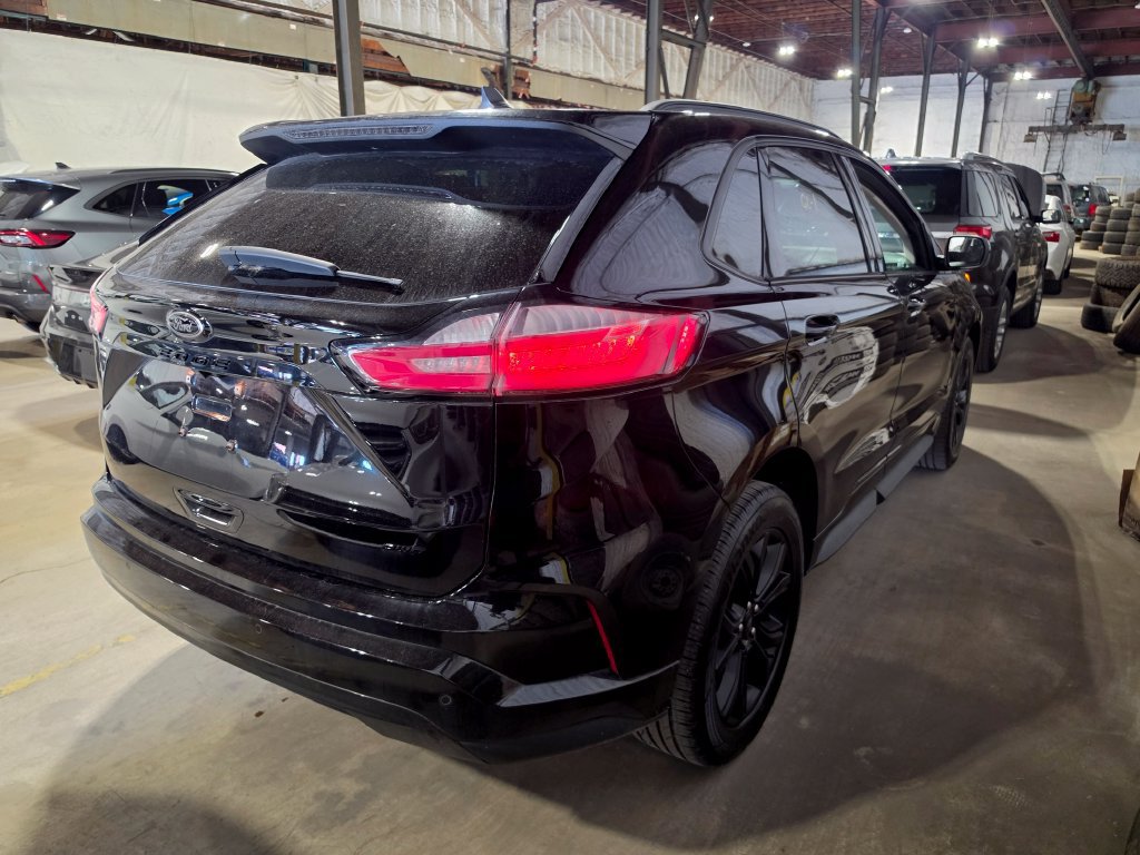 Used 2024 Ford Edge SE w/ Black Appearance Package AWD/4WD image 2