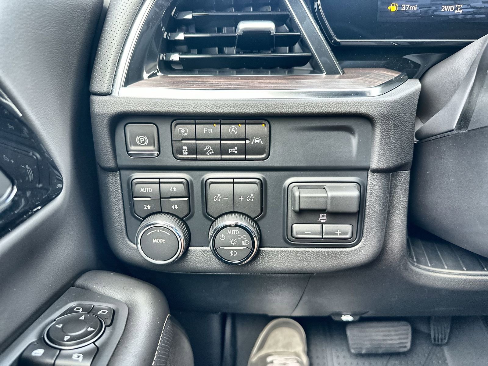 New 2026 Chevrolet Suburban Premier w/ Sun And Tow Package image 17